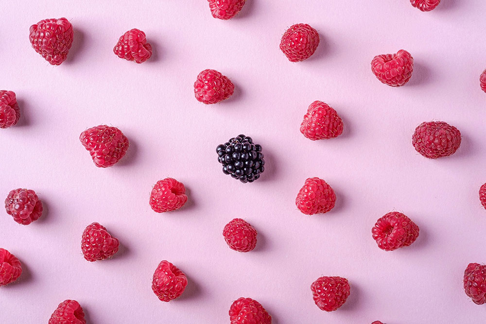 Lot de framboises séparées les unes des autres avec au centre une mûre. Image de rodion-kutsaev-4k8xEFW4_3Q-unsplash